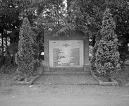 857564 Afbeelding van het gedenkteken met de namen van de oorlogsslachtoffers onder de leden van Sportvereniging ...
